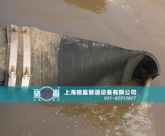 法蘭式<a href=http://m.yhtyp.com/ target=_blank class=infotextkey><a href=http://m.yhtyp.com target=_blank class=infotextkey>鴨嘴閥</a></a>排污現(xiàn)場