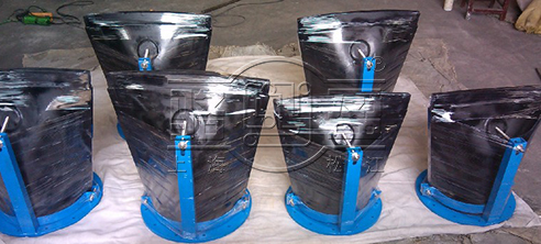 一組法蘭式鴨嘴閥等待發貨